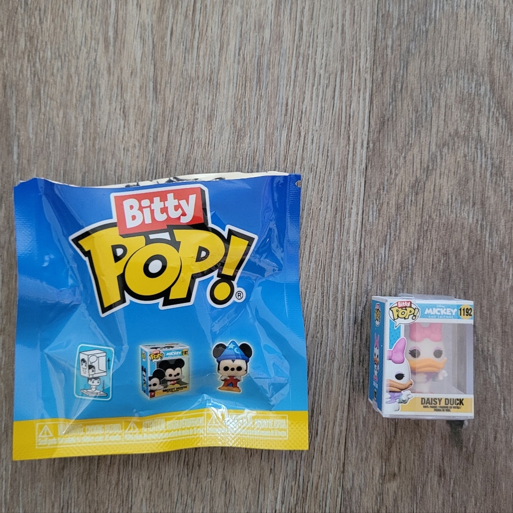 Funko Bitty Pop! of Daisy Duck from the Disney Mickey and Friends series. - Picture 3 of 8